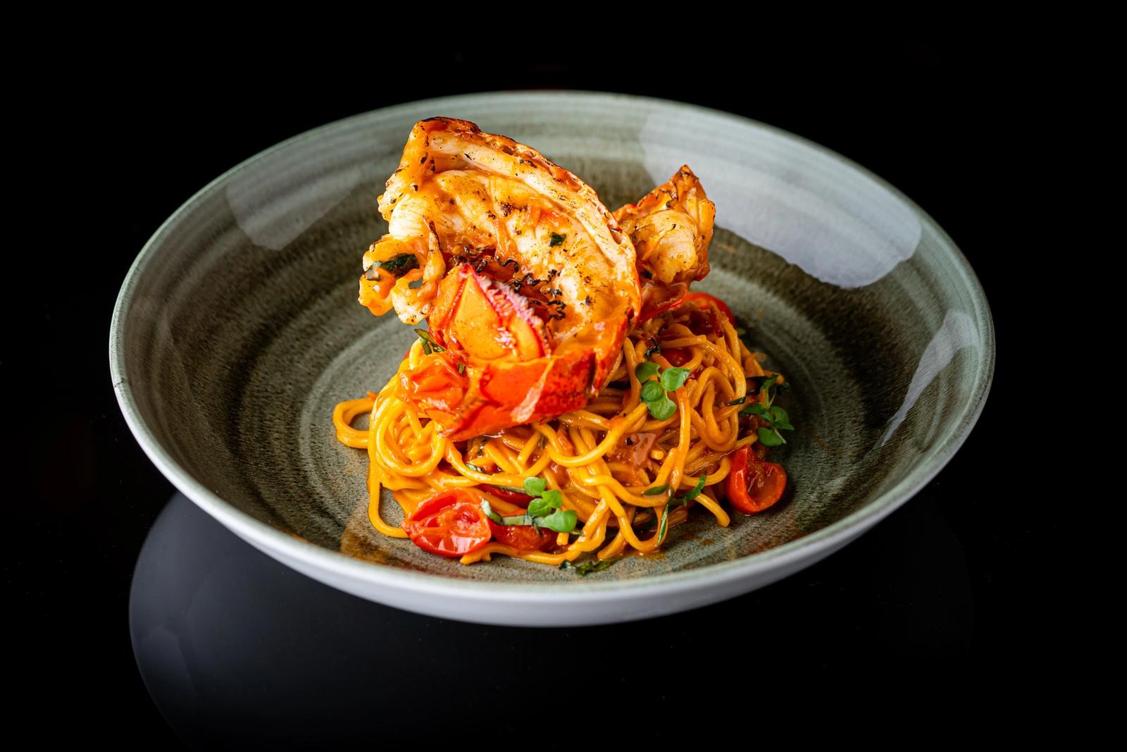 Homard bouilli au fromage et spaghetti