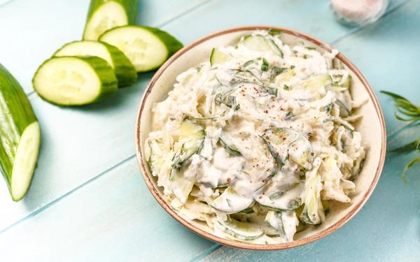 Salade de chou-rave et concombre, sauce à la crème aigre à l’estragon