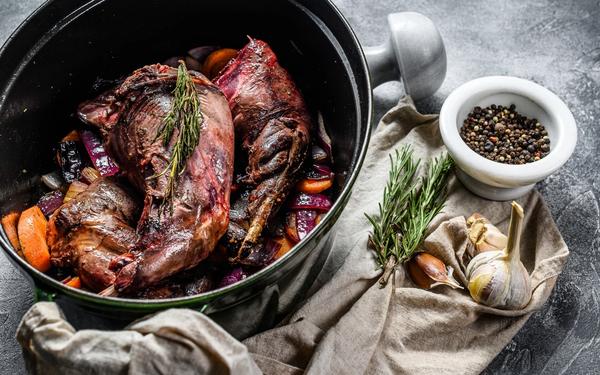 Lièvre braisé aux légumes et au vin blanc