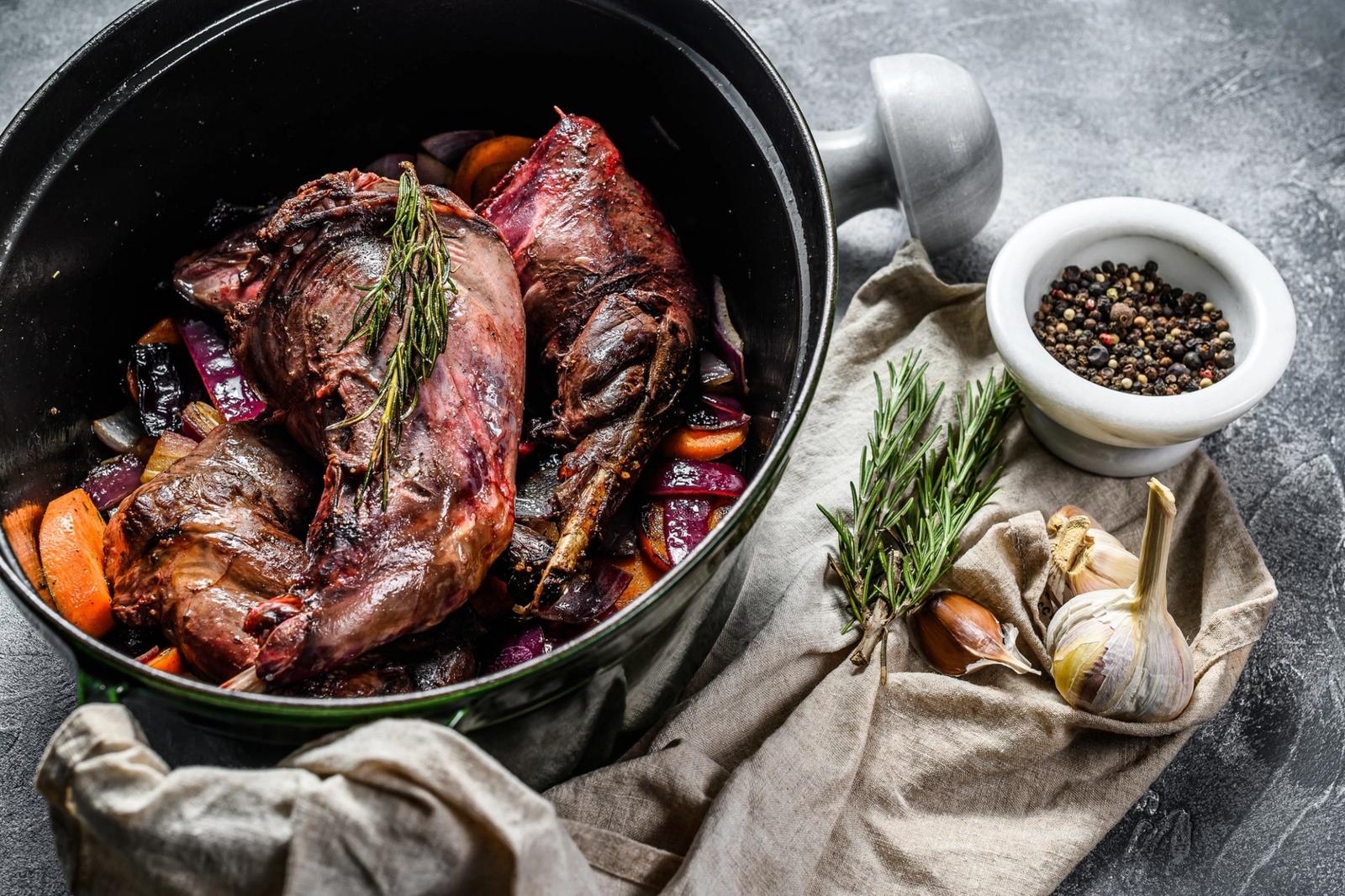 Lièvre braisé aux légumes et au vin blanc