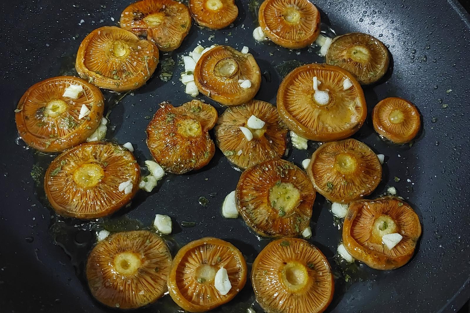 Champignons grillés au lait, au safran et à l'ail