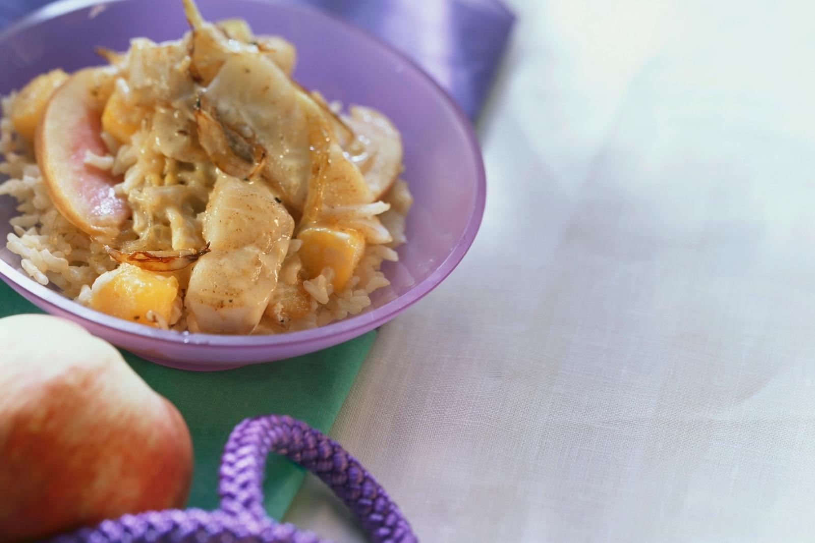 Goulasch de merlan avec mangue et riz dans un bol