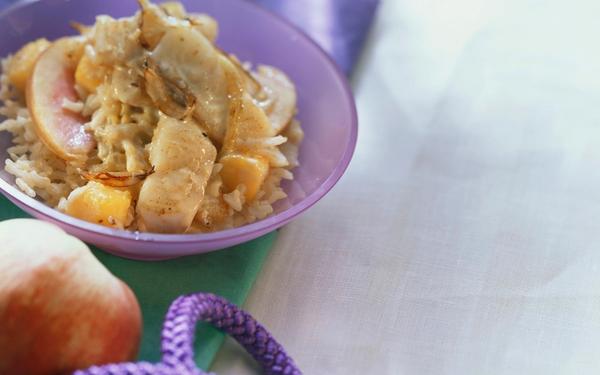 Goulasch de merlan avec mangue et riz dans un bol