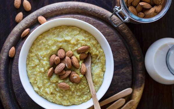 Bouillie d'amarante, de millet et de riz aux amandes grillées