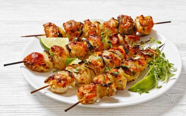 Brochettes de poulet mariné au citron
