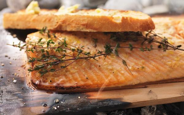 Saumon grillé au thym et pain à l’ail