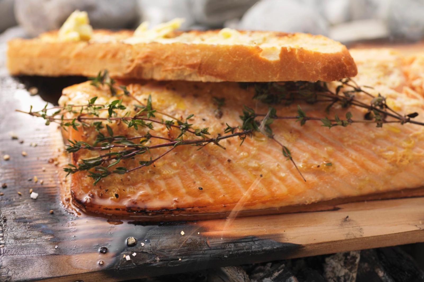 Saumon grillé au thym et pain à l’ail