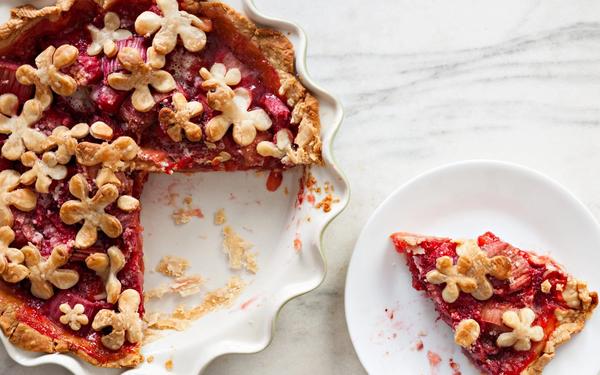 Tarte aux fraises et à la rhubarbe