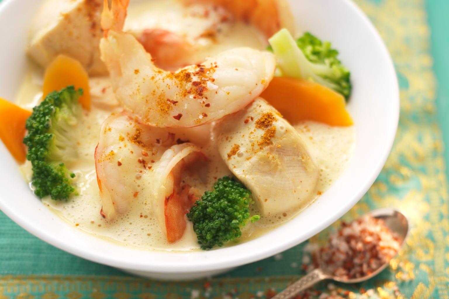 Curry de crevettes, poulet et brocoli