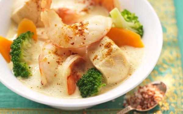 Curry de crevettes, poulet et brocoli