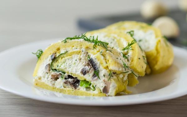 Rouleau de pommes de terre fourré au fromage cottage, ail et champignons