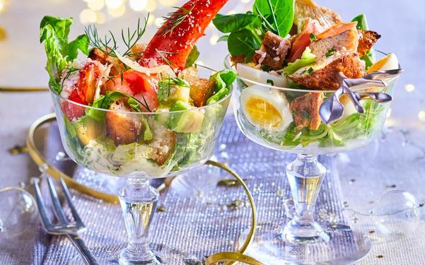 Salades césar au homard et avocat