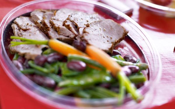 Rôti de porc froid, carottes fanes et haricots verts