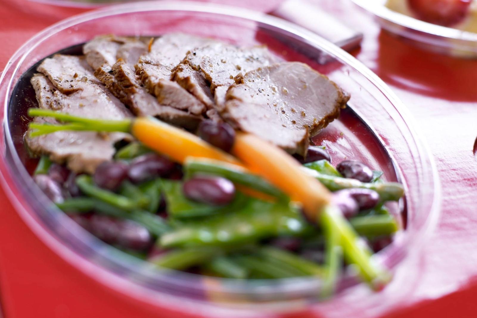 Rôti de porc froid, carottes fanes et haricots verts