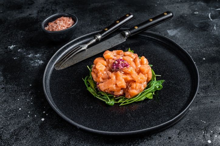Tartare de saumon aux oignons rouges