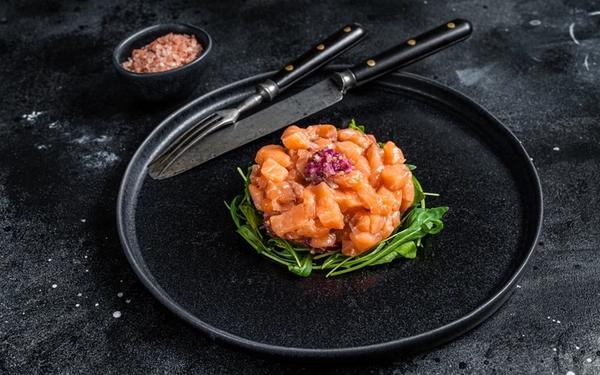 Tartare de saumon aux oignons rouges