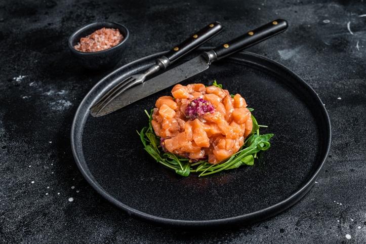 Tartare de saumon aux oignons rouges