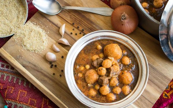 Soupe turque Anali Kizli (boulgour, tomates et boulettes de viande)