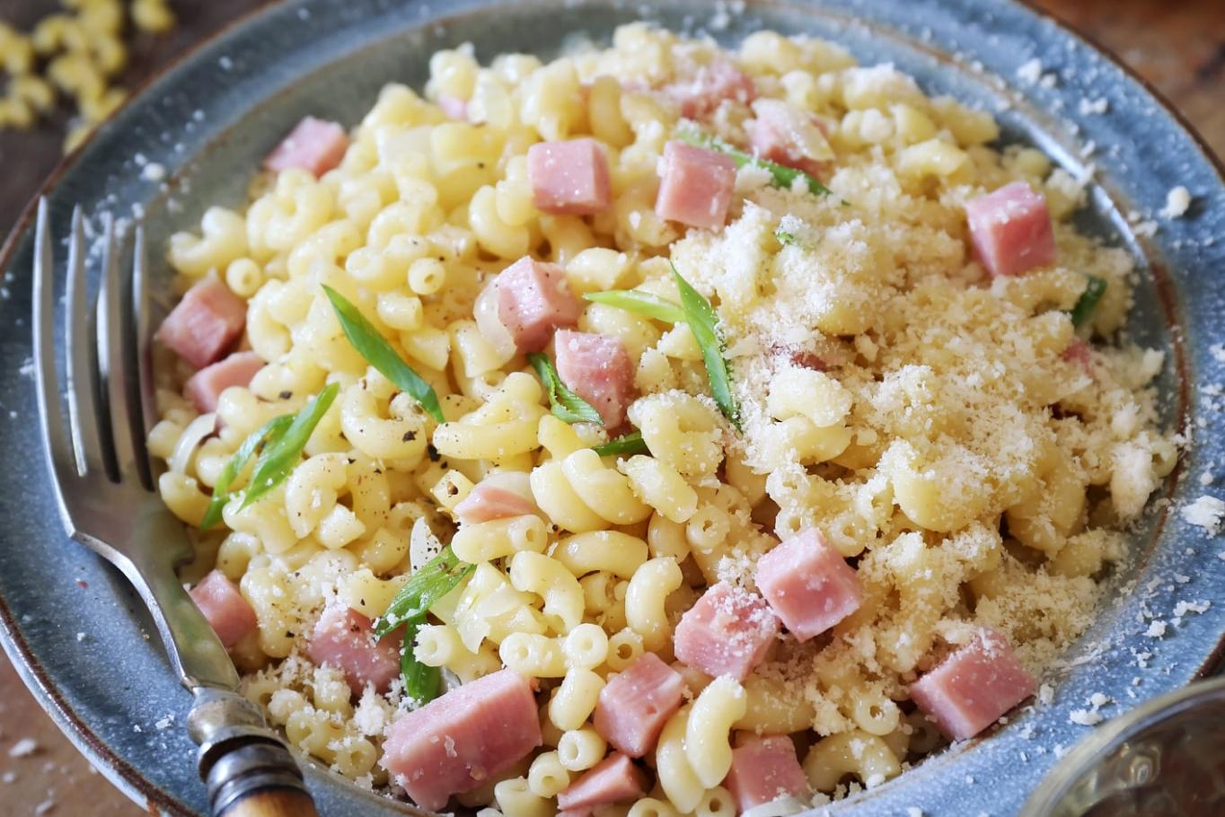 Pâtes stortini avec cubes de jambon frais et parmesan