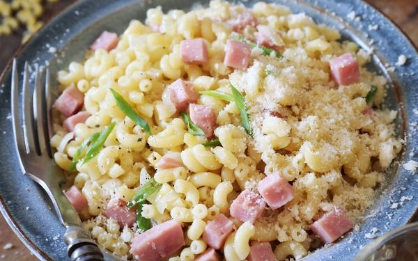 Pâtes stortini avec cubes de jambon frais et parmesan