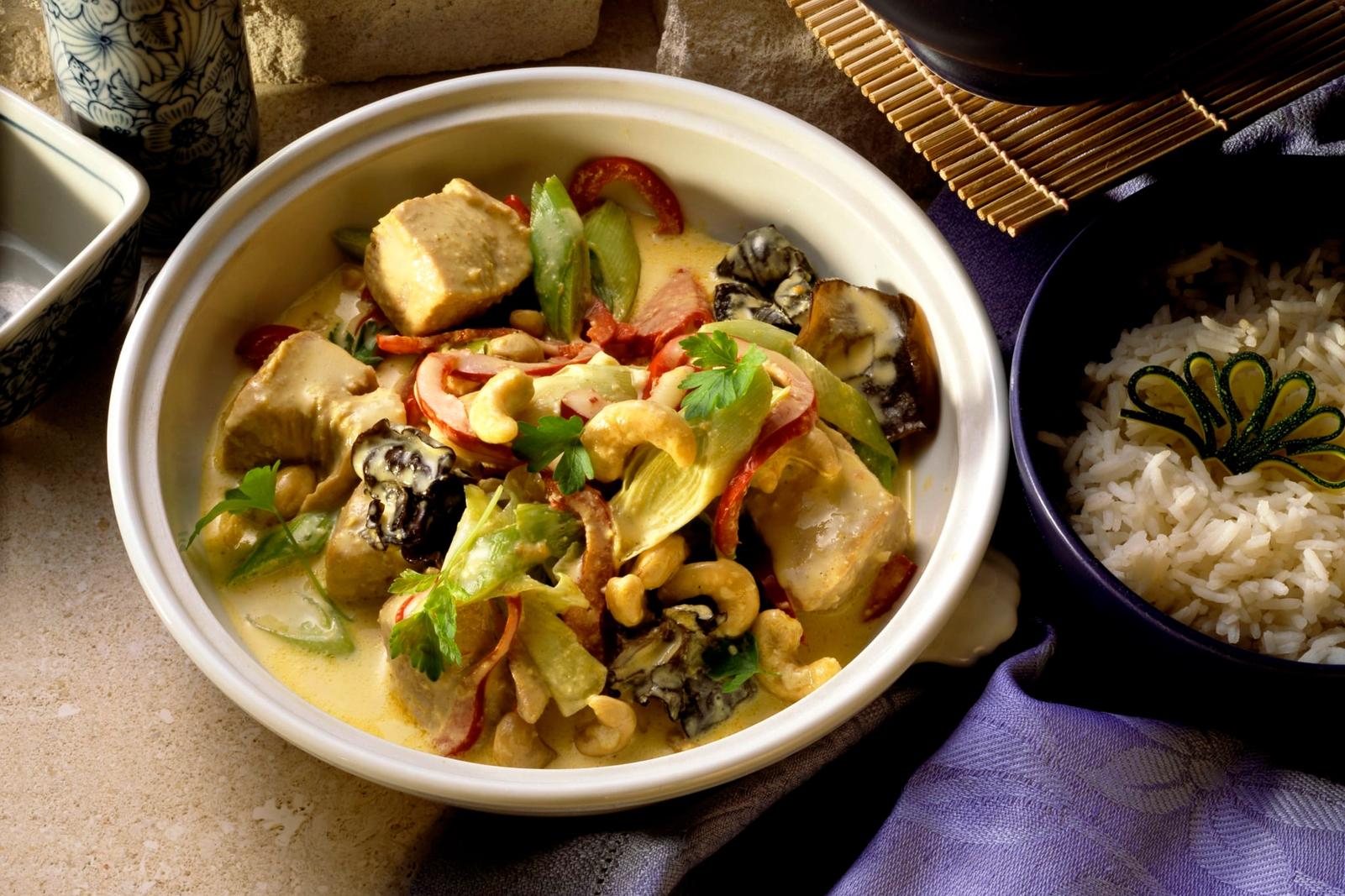 Curry de dinde épicé aux légumes, noix de cajou et champignons noirs