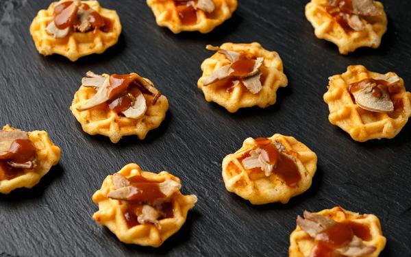 Mini-gaufres salées au magret de canard et sauce au vin rouge