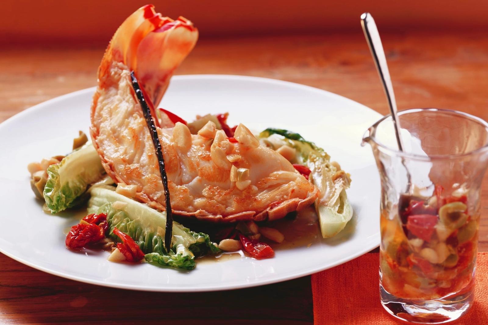 Langouste avec une vinaigrette aux amandes et une gousse de vanille