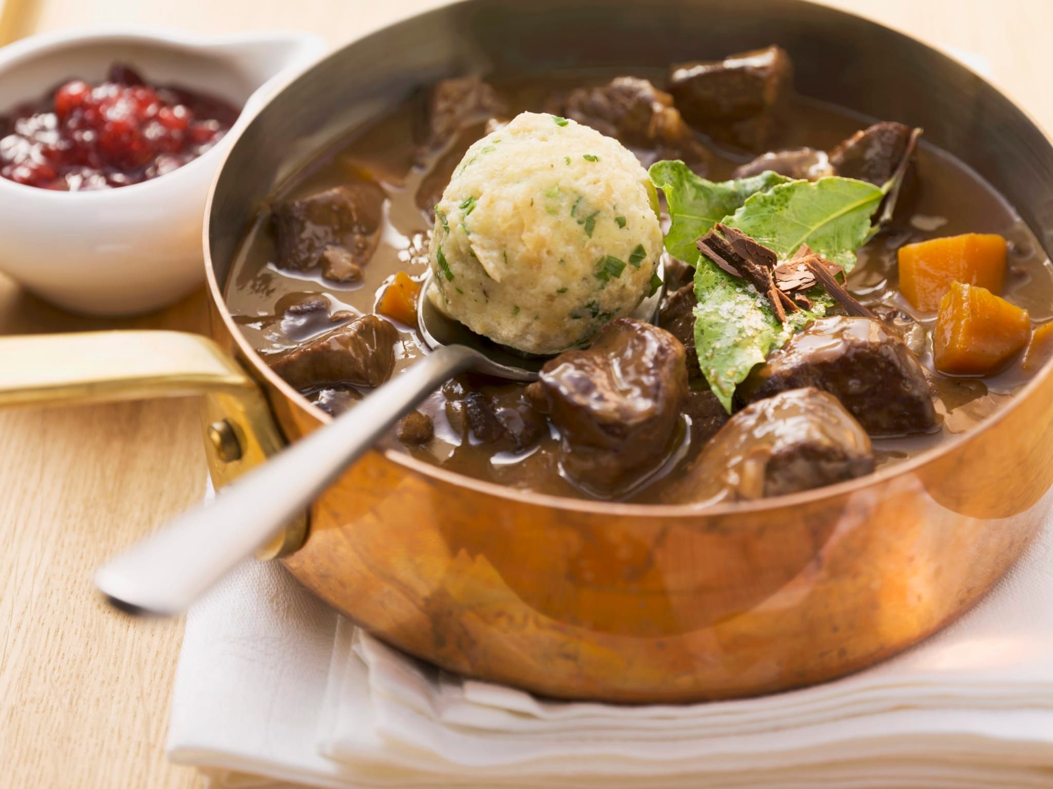 Goulash de venaison cerf avec quenelles de pain