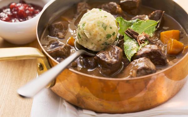 Goulash de venaison cerf avec quenelles de pain