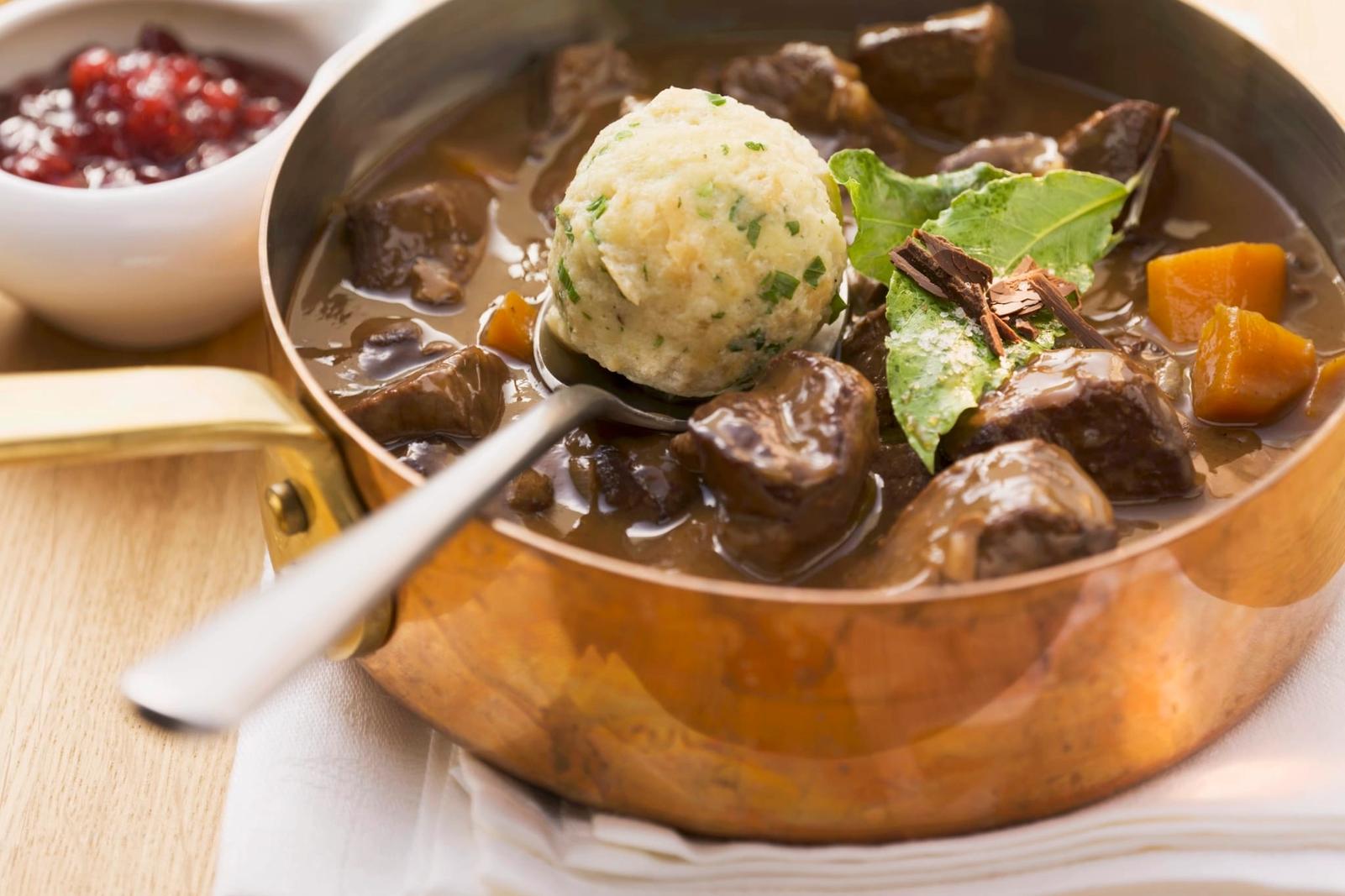 Goulash de venaison cerf avec quenelles de pain