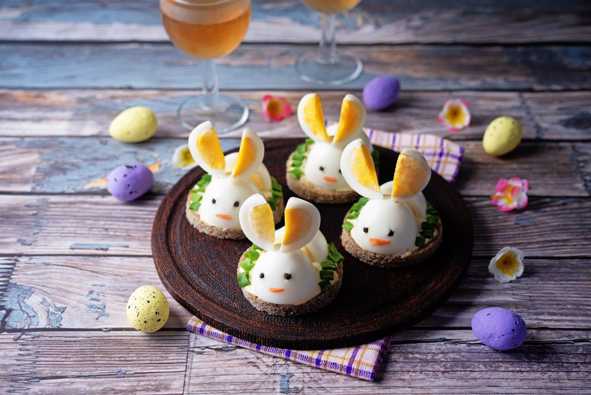 Pain à la sauce mayonnaise et œuf dur en forme de lapin pour Pâques