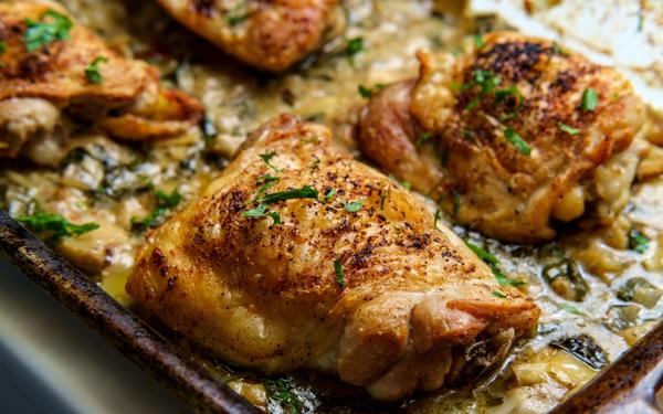 Cuisses de poulet aux artichauts et aux épinards