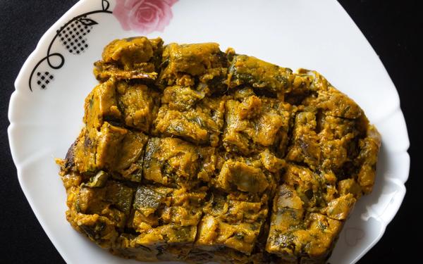 Ekwang cuit avec des escargots et du poisson fumé