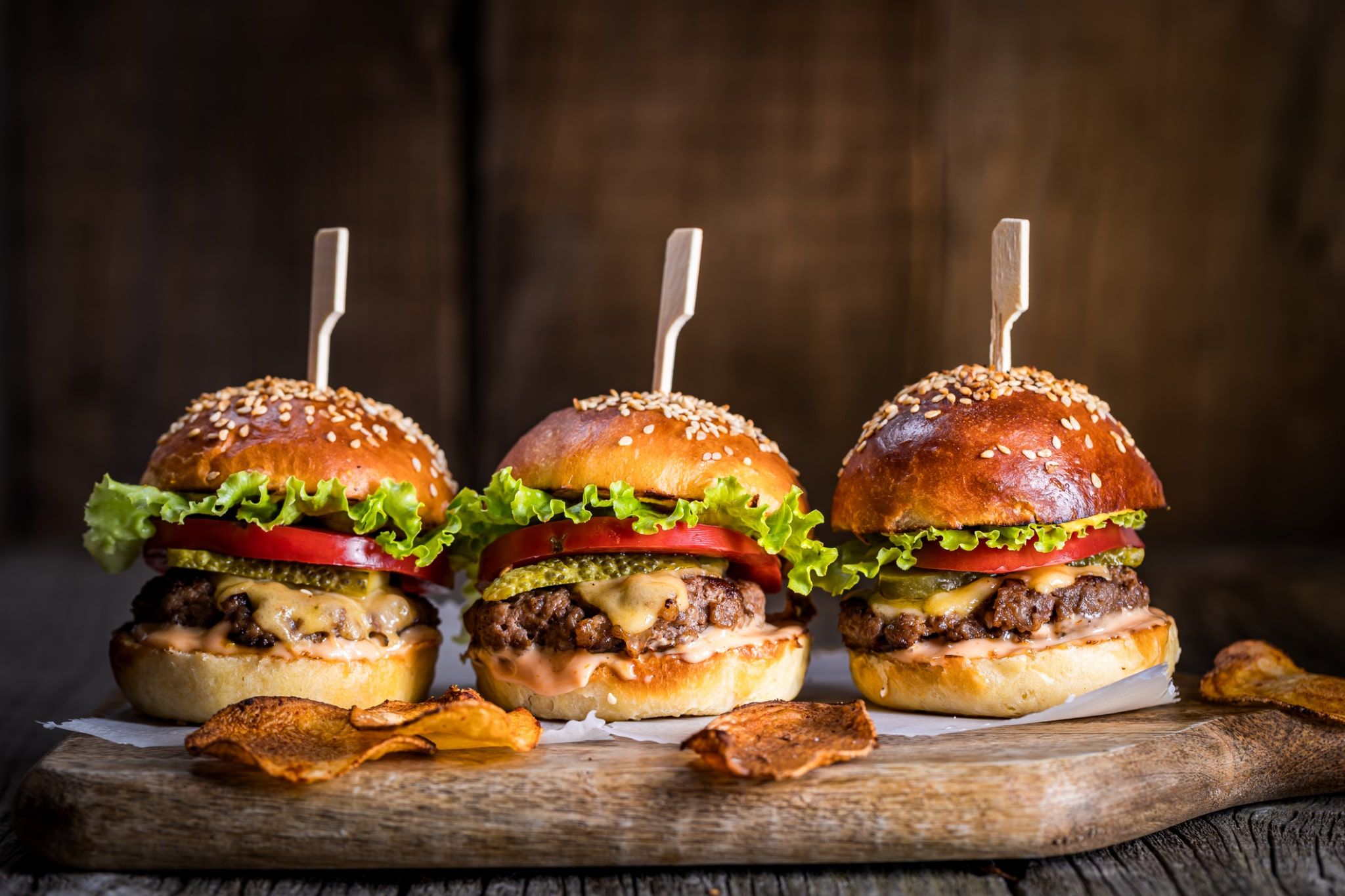 Cheeseburger maison laitue, cheddar, tomate et cornichon