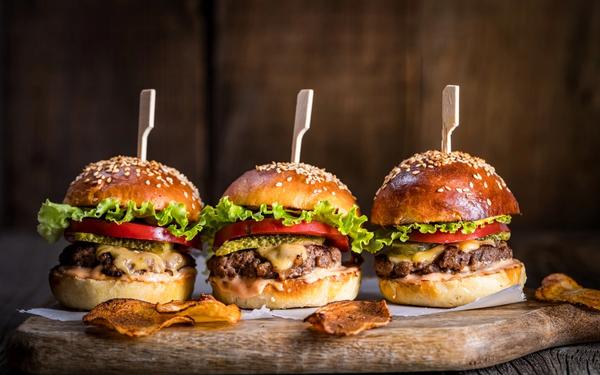 Cheeseburger maison laitue, cheddar, tomate et cornichon