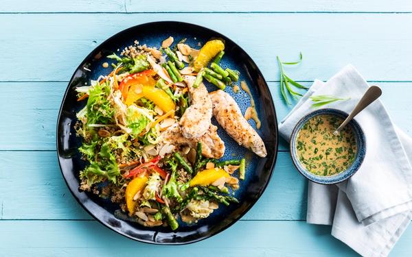 Aiguillettes de poulet au quinoa, asperge verte et sauce dragon à l'orange