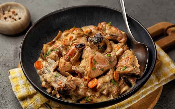 Ragoût crémeux de lapin et de champignons sauce au vin