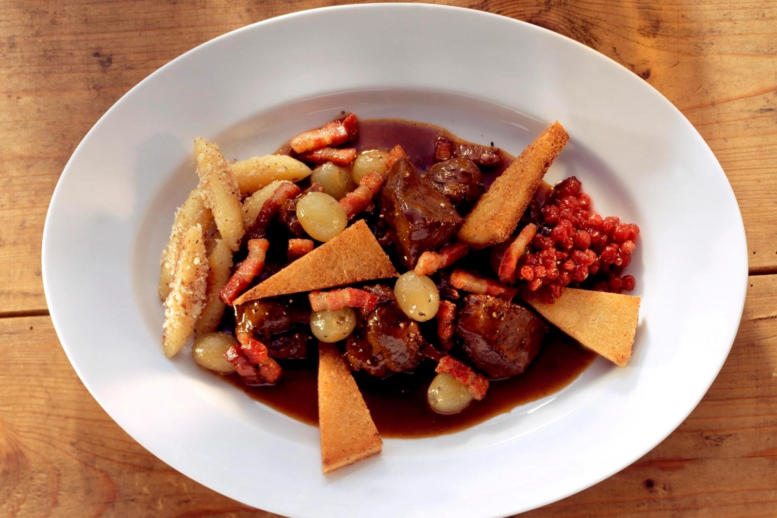 Ragoût de venaison aux raisins, lardons, croûtons et nouilles de pommes de terre