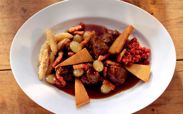 Ragoût de venaison aux raisins, lardons, croûtons et nouilles de pommes de terre