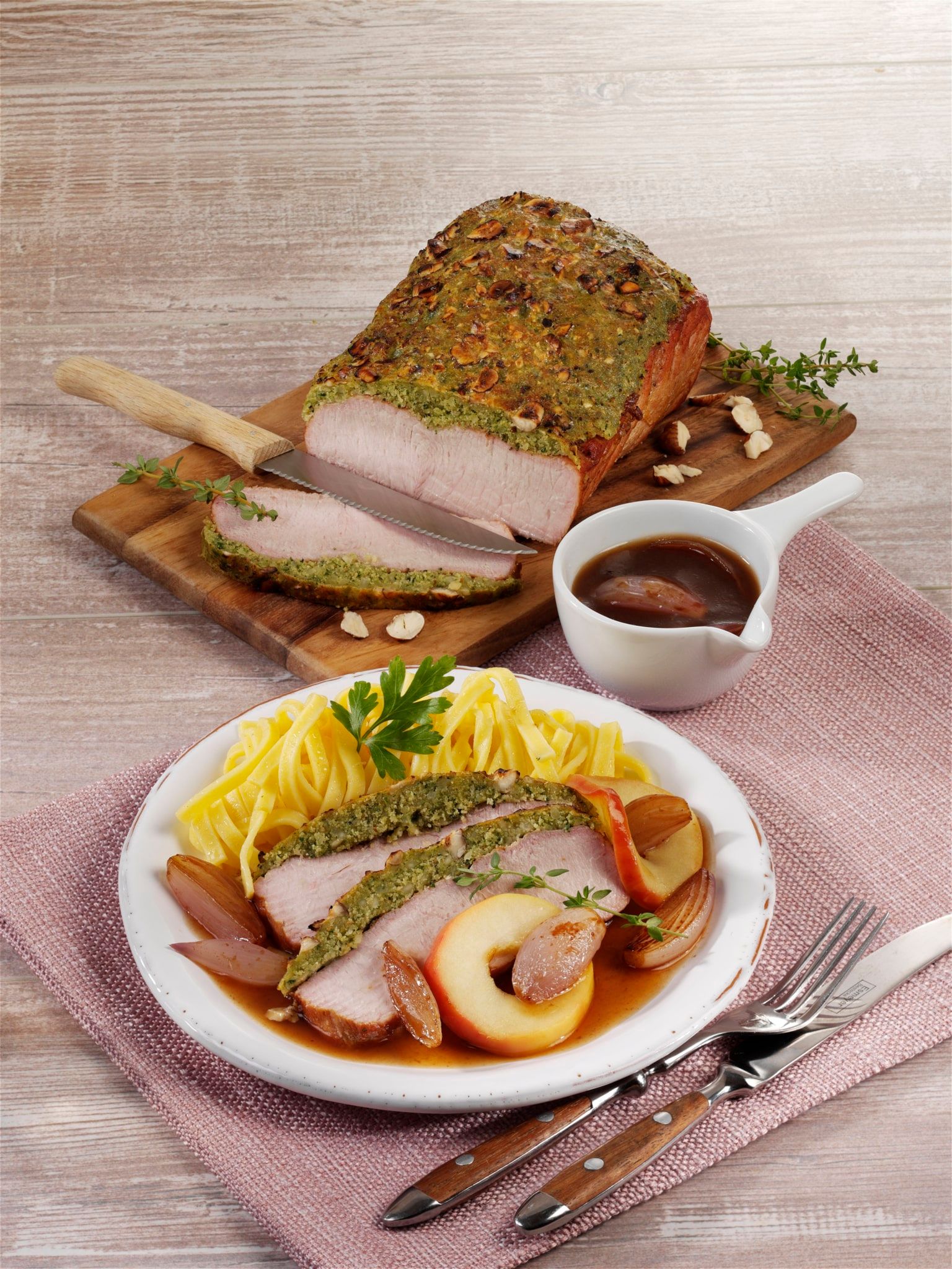 Rôti de veau en croûte d'herbes et sauce aux pommes au cidre