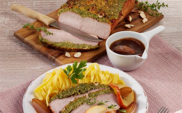 Rôti de veau en croûte d'herbes et sauce aux pommes au cidre