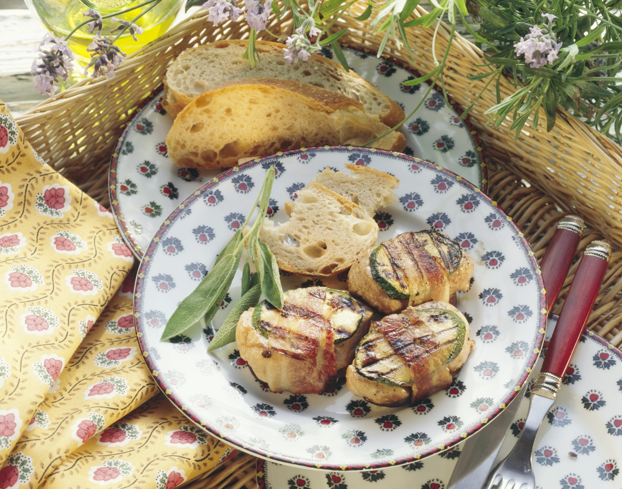 Médaillons de porc provençaux aux courgettes enveloppés dans du bacon