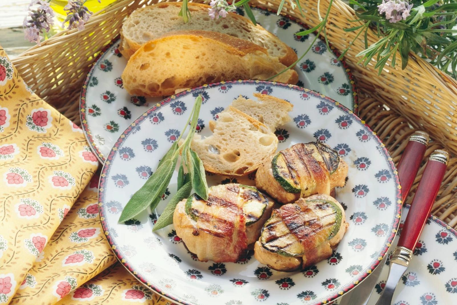 Médaillons de porc provençaux aux courgettes enveloppés dans du bacon