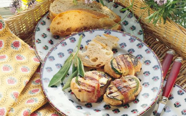 Médaillons de porc provençaux aux courgettes enveloppés dans du bacon