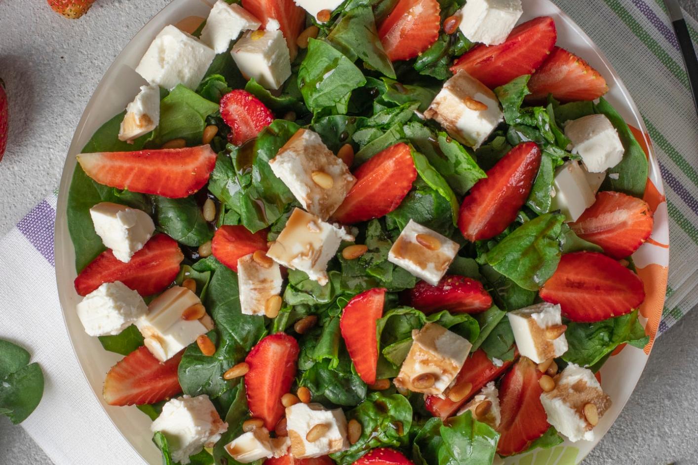 Recette salade aux fraises, épinards, feta et pignons de pin assaisonnée de balsamique