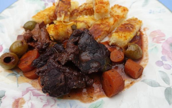 Daube, ragoût de bœuf sauce au vin rouge, servi avec polenta