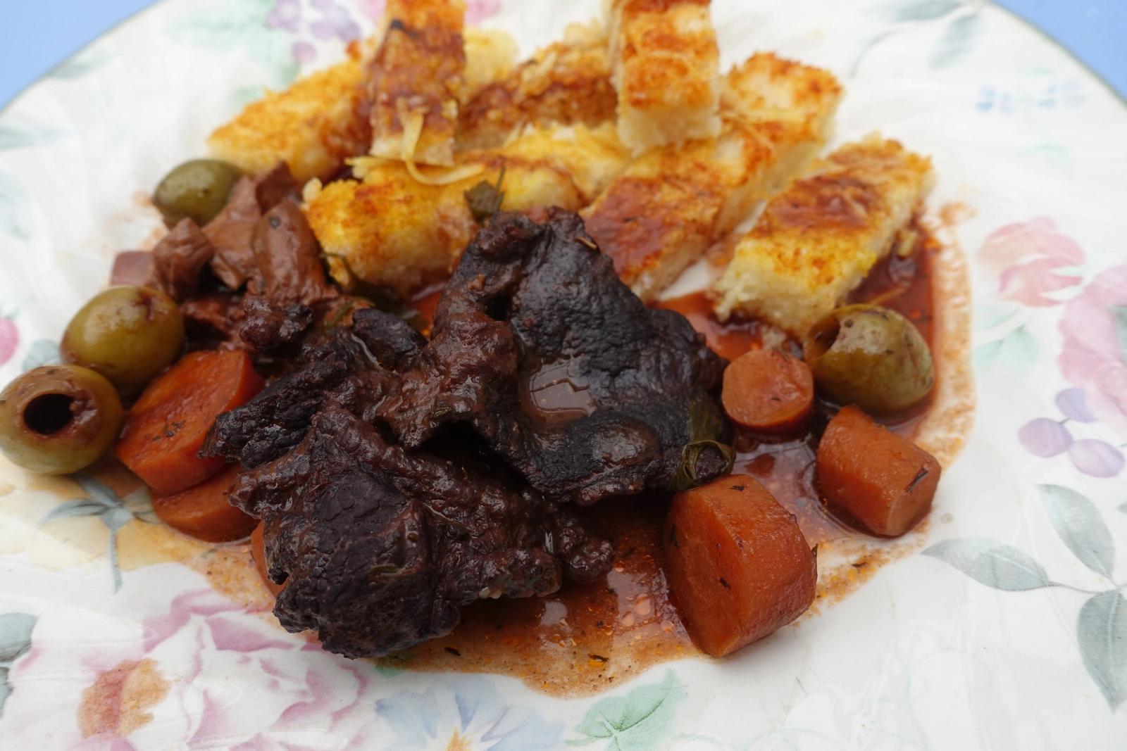 Daube, ragoût de bœuf sauce au vin rouge, servi avec polenta