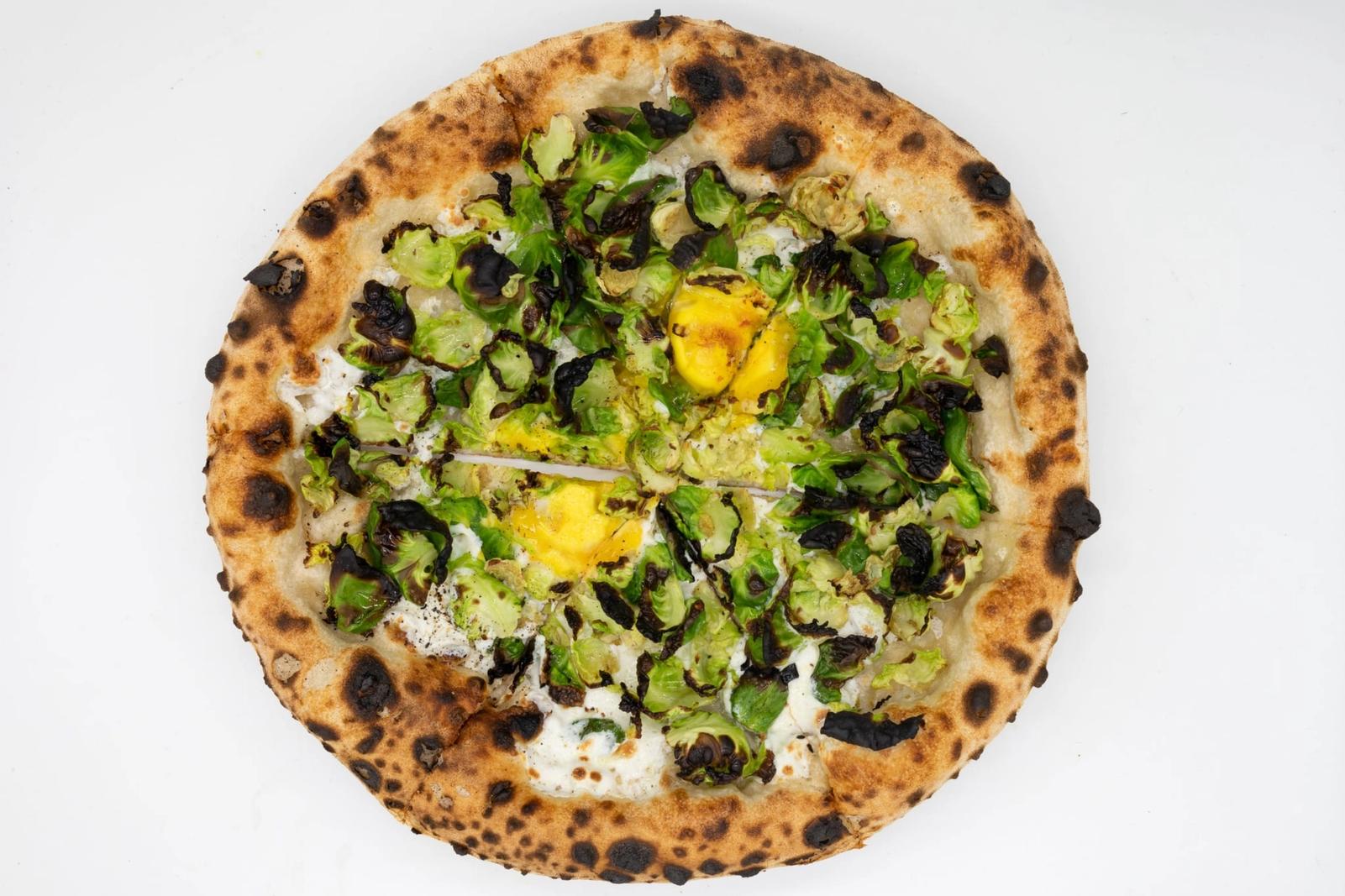 Pizza napolitaine avec choux de Bruxelles