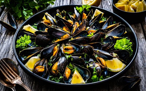 Moules cuites avec citron et persil