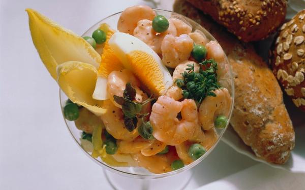 Cocktail de crevettes à la chicorée et œuf dur